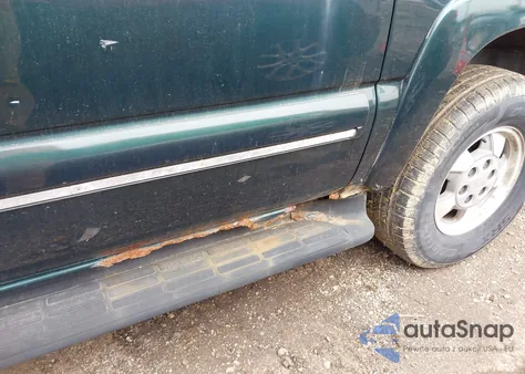 2002 Chevrolet Suburban 1500 Lt z USA, uszkodzony, nr VIN 1GNFK16Z32J186556